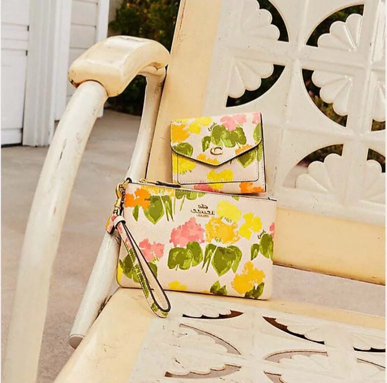 Womens Floral Printed Leather Small Wristlet N331372