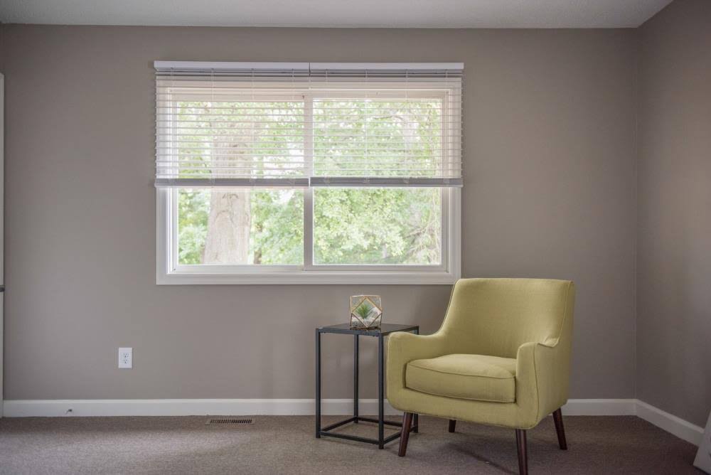 Cordless Soft White Faux Wood Room Darkening Blinds X1372
